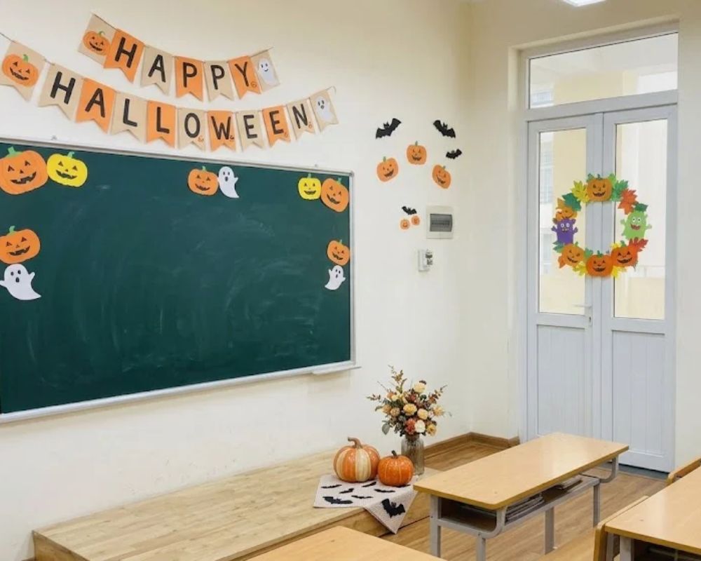 Trang trí bảng và cửa lớp học trong lễ hội Halloween