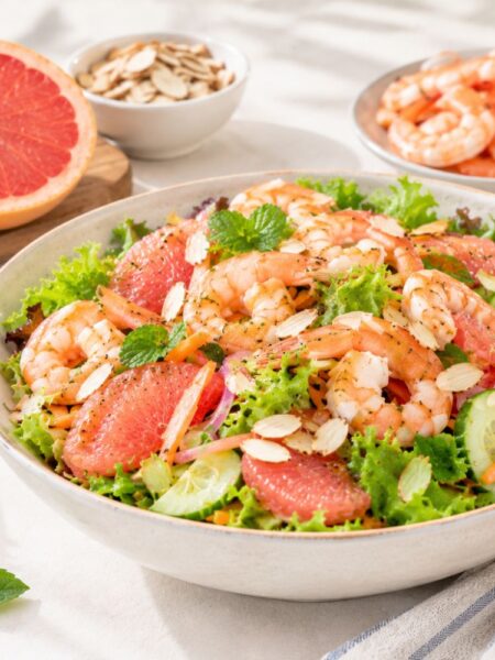 Salad tôm bưởi hồng hạnh nhân - thanh tươi cho ngày nhẹ nhàng