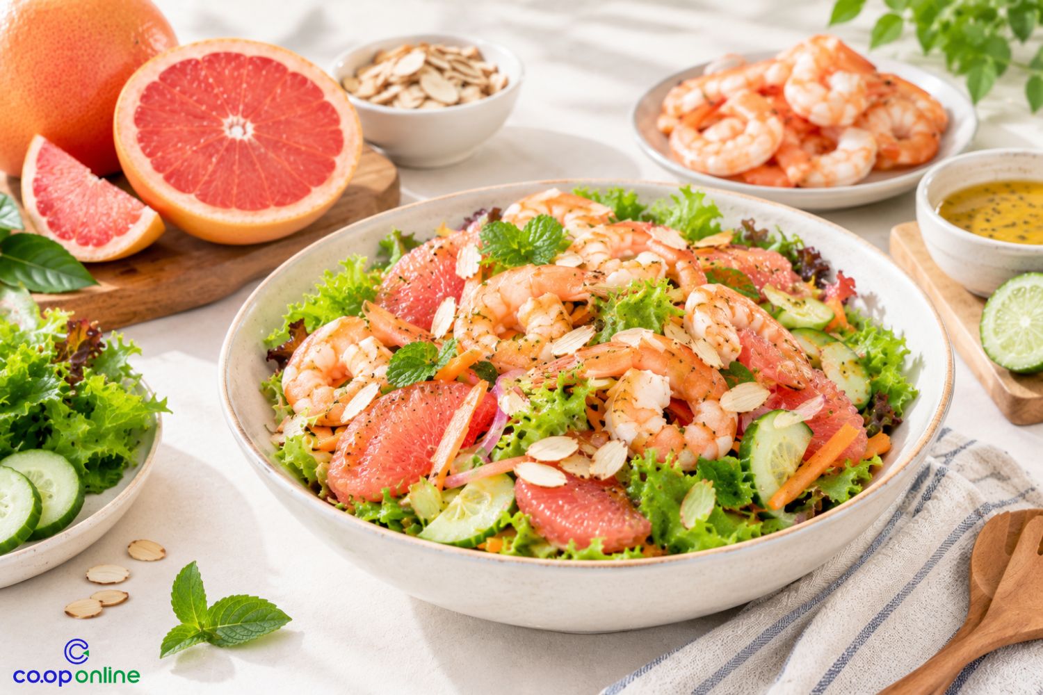 Salad tôm bưởi hồng hạnh nhân - thanh tươi cho ngày nhẹ nhàng