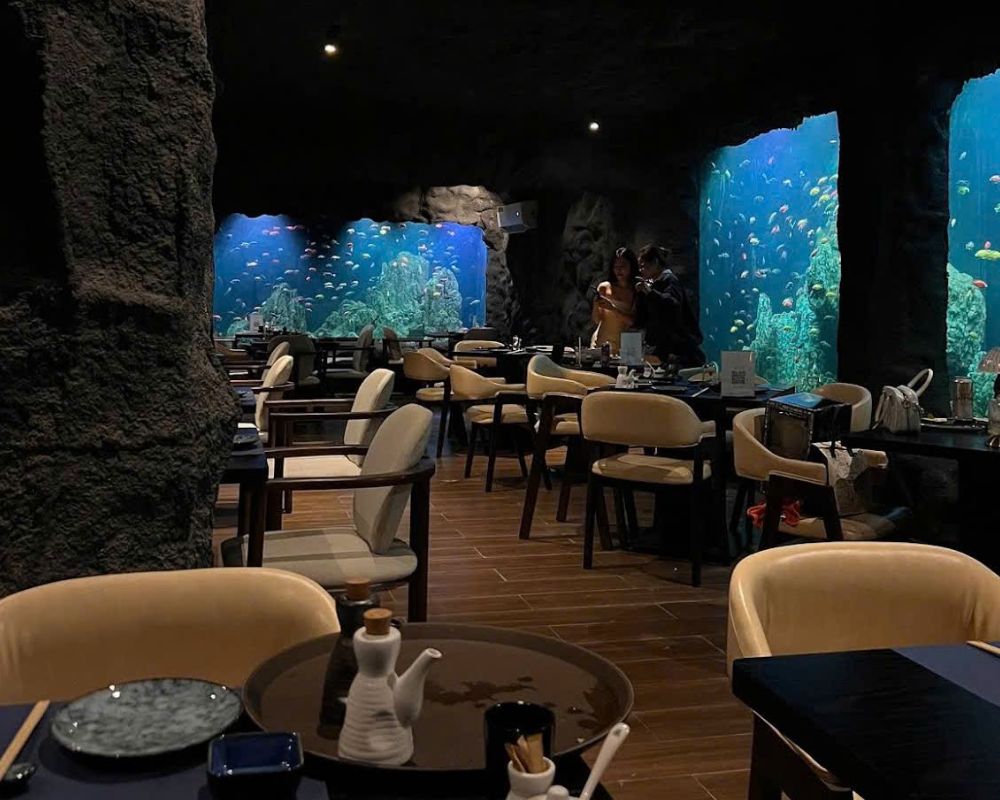 Ăn sushi và ngắm nhìn làng nước thủy cung mát mẻ