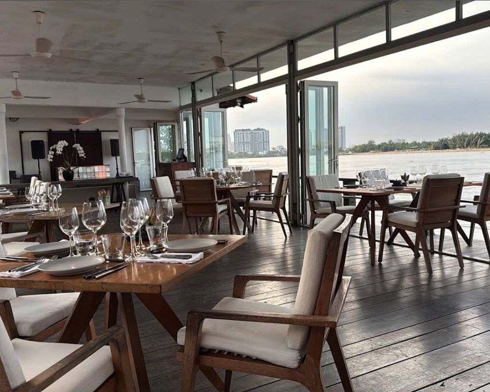 Ngắm khắp Sài Gòn với view chỉ có tại The Deck