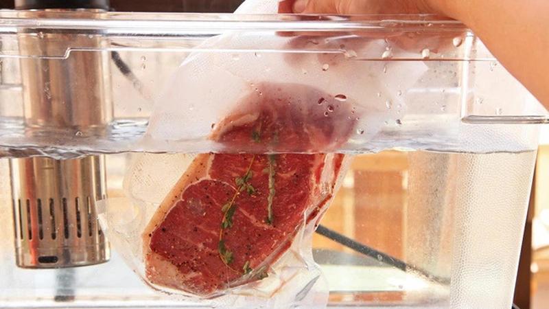 Rã đông thịt nhanh nhất bằng nước ấm vẫn đảm bảo được hương vị ngon