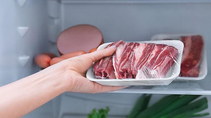 Rã đông từ từ ở ngăn mát tủ lạnh