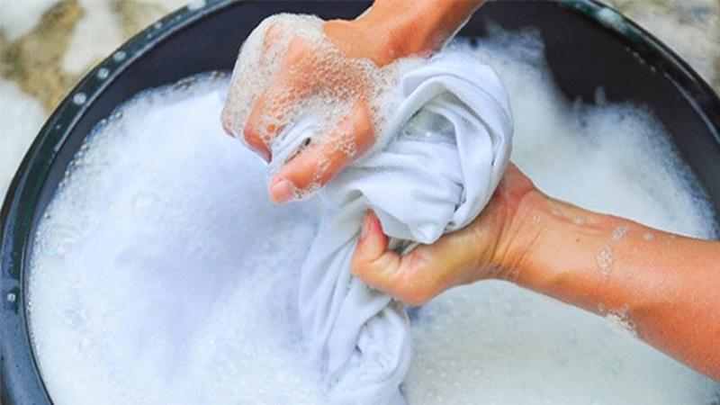 Loại bỏ các vết bẩn trước khi giặt