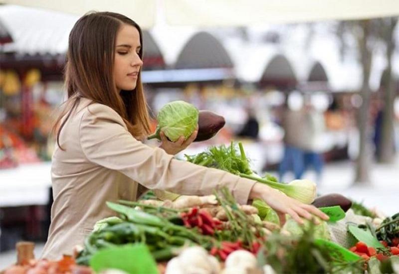 Lựa chọn mua rau sạch theo màu sắc tự nhiên và thân, lá cân đối