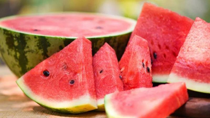 Dưa hấu là một trái cây mát lạnh, giàu nước và chất xơ