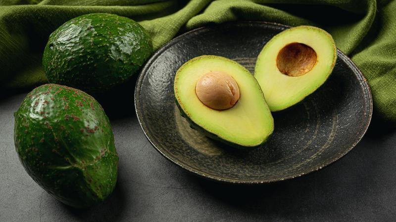 Bơ còn có chứa nhiều chất béo không no, có thể gây ra tăng cholesterol