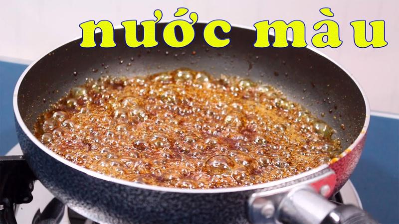 Làm nước màu là một trong những phần quan trọng của cách nấu cá lóc kho tộ