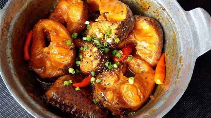 Thêm số hành tím, tỏi băm và ớt hiểm đã đập dập vào nồi
