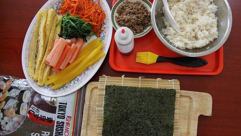 Chuẩn bị nguyên liệu cho Kimbap Hàn Quốc