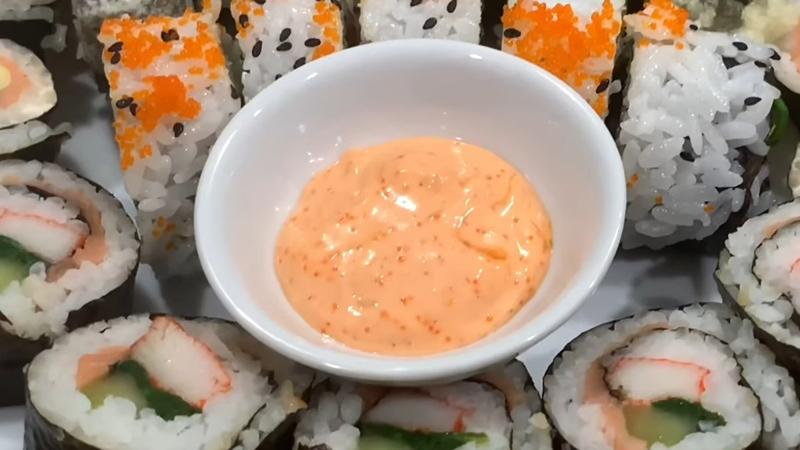 Nước chấm kimbap sau khi hoàn thành có màu sắc hồng cam tươi sáng