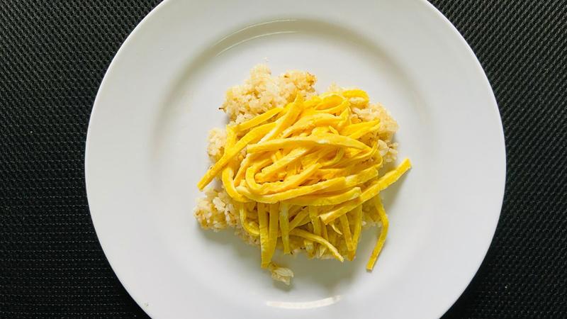 Khi trứng đã chín, để nguội rồi cắt thành từng sợi dài