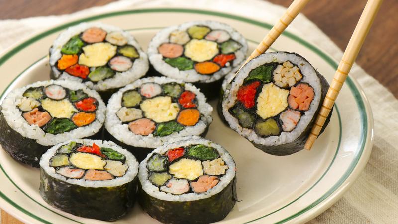 Kimbap bông hoa sau khi hoàn thành là một sự kết hợp của nhiều màu sắc