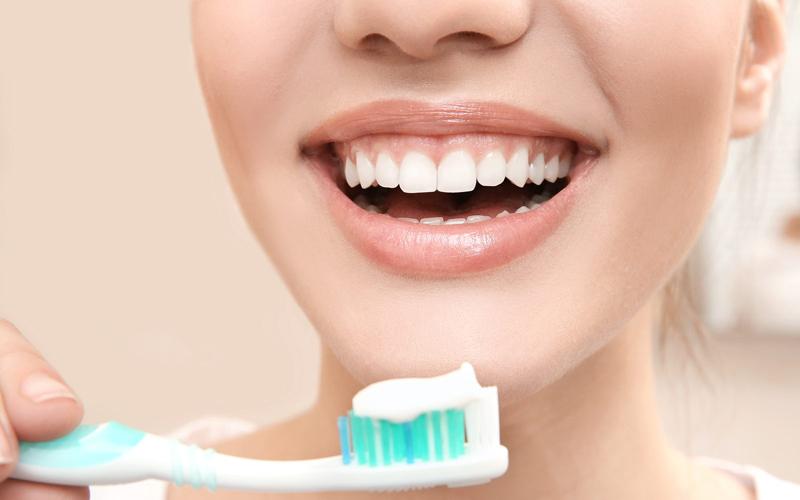 Chăm sóc răng miệng hàng ngày giúp duy trì hơi thở thơm mát và tự tin