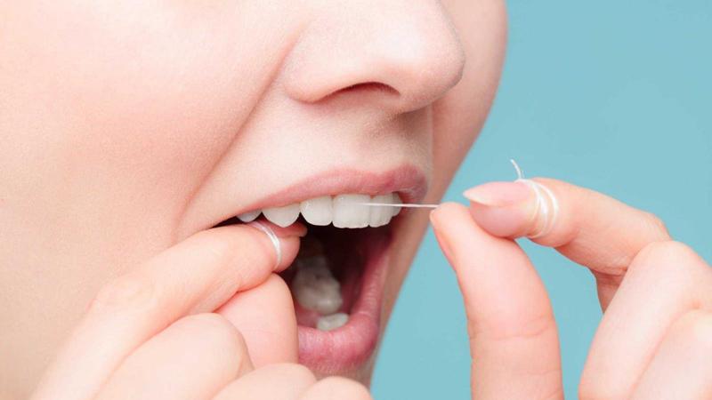 Dùng chỉ nha khoa giúp loại bỏ các mảng bám và thức ăn thừa