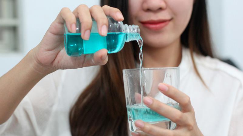 Súc miệng thường xuyên sau bữa ăn giúp loại bỏ các mảng bám