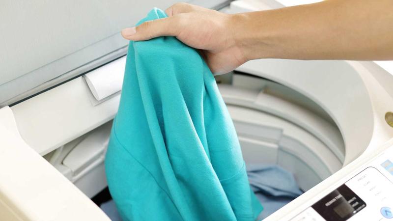 Cách giặt áo hoodie nỉ bông bằng máy giặt không xước