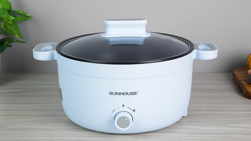 Nồi lẩu điện Sunhouse có công suất mạnh mẽ, khoảng 1600W
