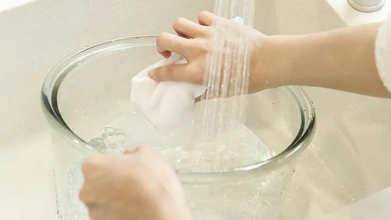 Làm sạch với nước rửa chén không chứa chất tẩy rửa