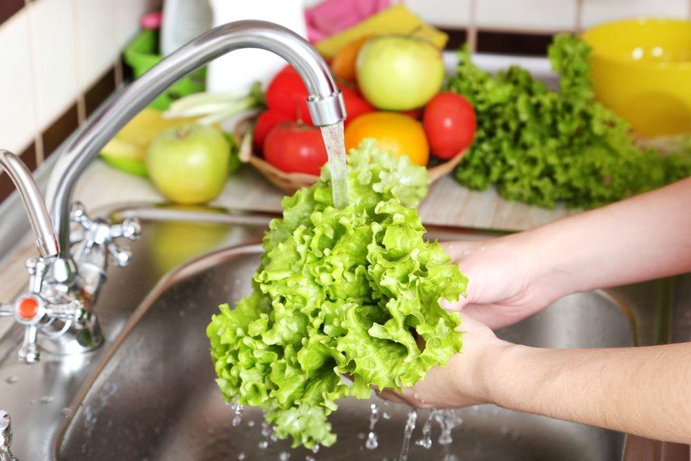 Rửa sạch rau bằng nước sạch