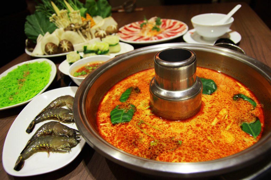 Lẩu Tom Yum đưa chúng ta vào thế giới của hương vị chua cay đặc trưng