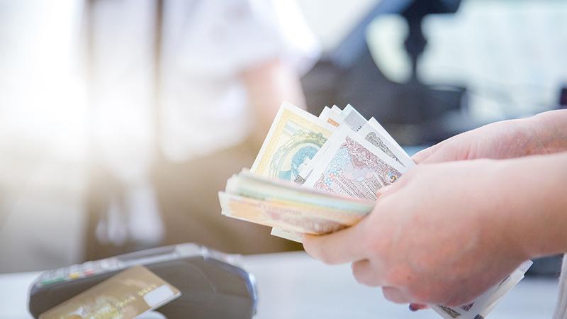 Sử dụng tiền mặt, bạn sẽ có cảm giác chi tiêu rõ ràng hơn