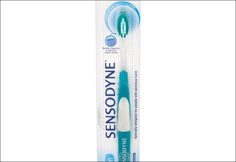Bàn chải Sensodyne Precision giúp dễ dàng tiếp cận các khu vực khó tiếp cận
