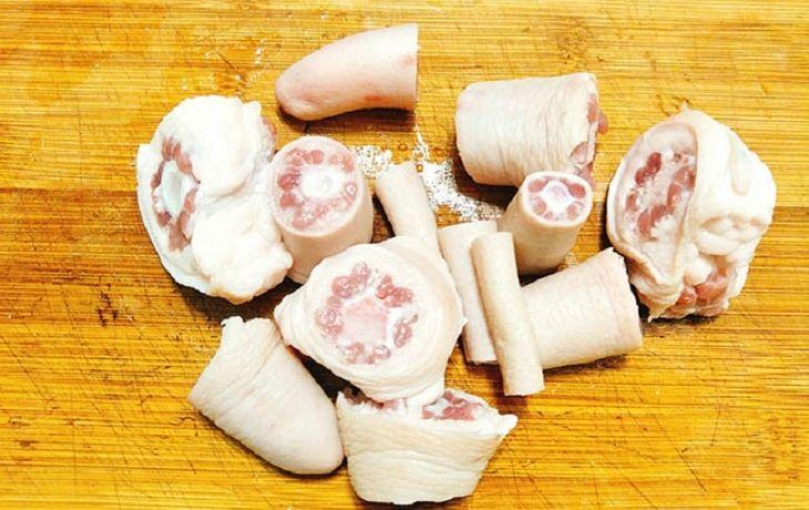 Chặt nhỏ thành từng miếng dày khoảng 1 lóng tay