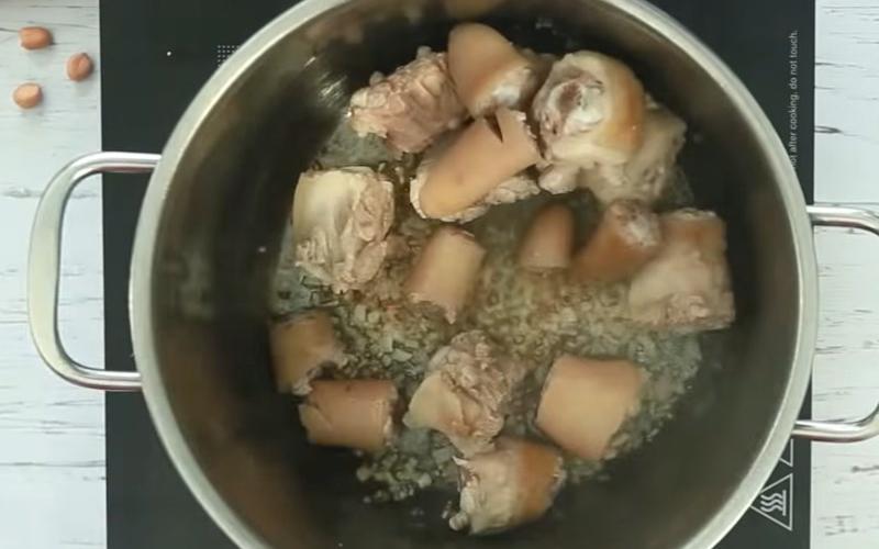 Xào đuôi heo kết hợp với đậu phộng