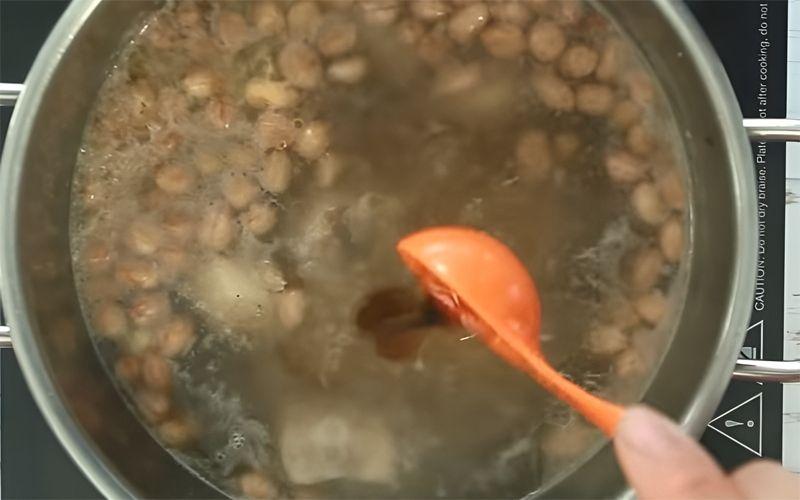 Đổ 1 lít nước lọc vào nồi và đun với lửa vừa khoảng 15 phút