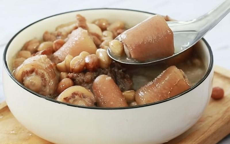 Vị canh của món đuôi heo hầm đậu phộng đem lại cảm giác hài hòa cho vị giác