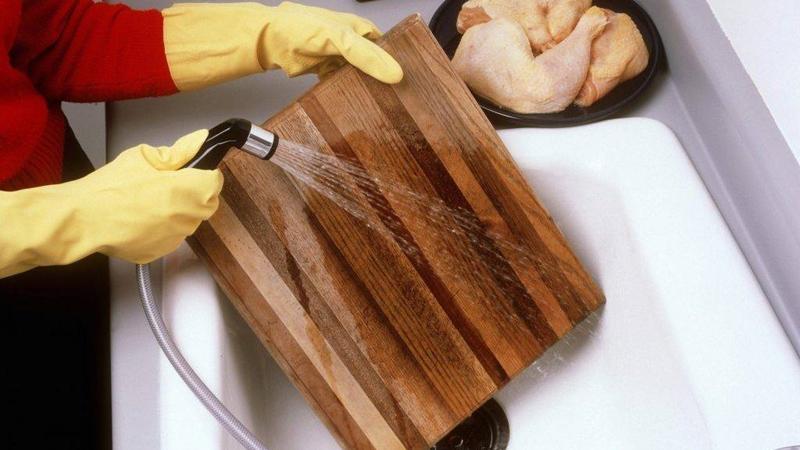 Việc vệ sinh thớt gỗ sau mỗi lần sử dụng rất quan trọng