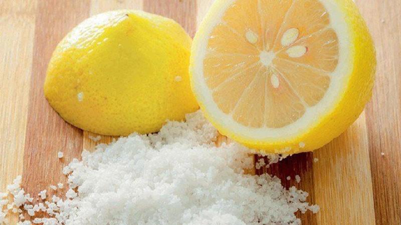 Hỗn hợp muối và chanh chứa các chất có khả năng sát khuẩn cao