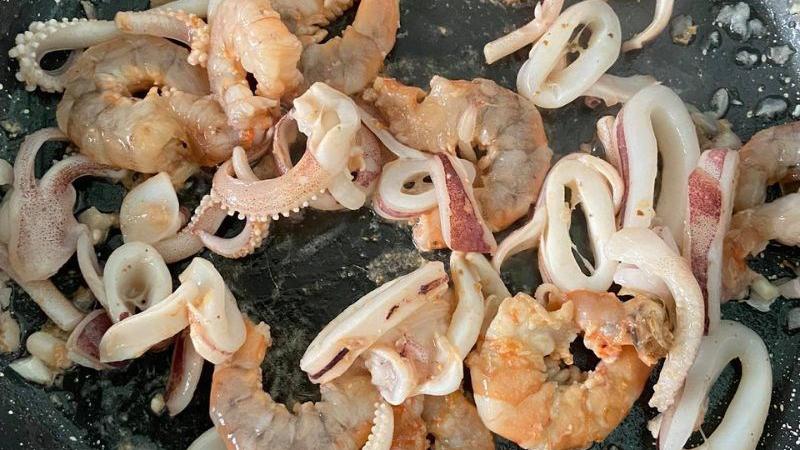 Đảo đều trong khoảng 10 phút để tôm và mực săn lại và chín đều