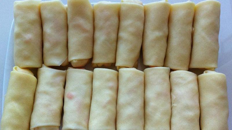 Gấp 2 bên của vỏ lại, sau đó cuốn chả giò từ từ và cẩn thận