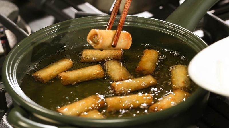 Chiên chả giò với một lượng dầu ăn đủ nhiều