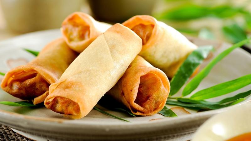 Những chiếc chả giò sau khi chiên sẽ có màu vàng đẹp mắt