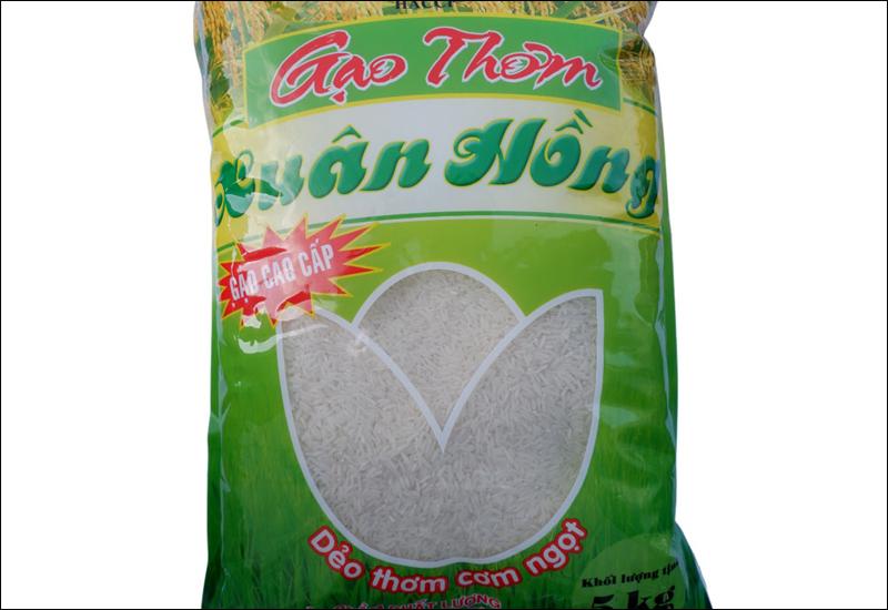 Gạo thơm Xuân Hồng có hạt to và dài, trắng trong