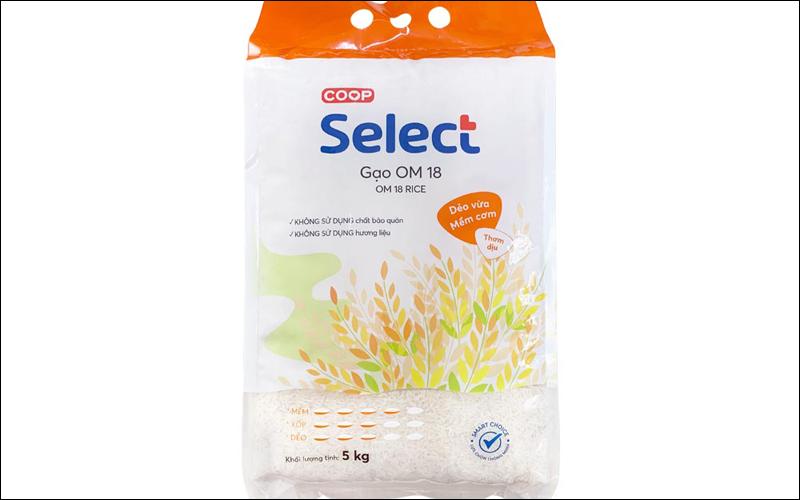 Gạo OM 18 Coop Select có hạt thon dài, màu trắng trong, cơm dẻo