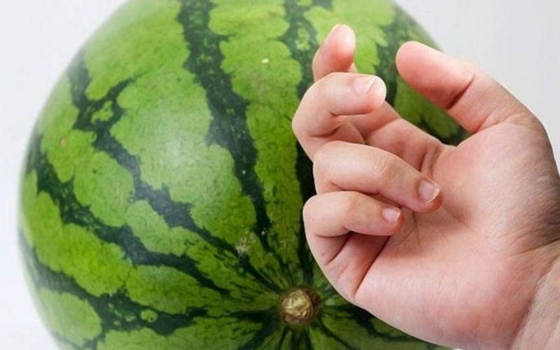 Chọn dưa hấu ngọt bằng cách thử âm thanh trên dưa hấu