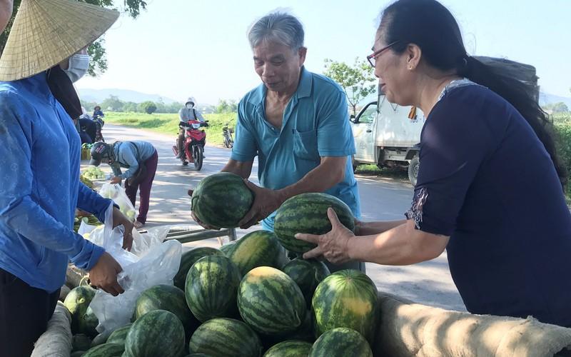 Kiểm tra cân nặng của trái dưa hấu cũng là một cách lựa dưa hấu ngọt, mỏng vỏ.