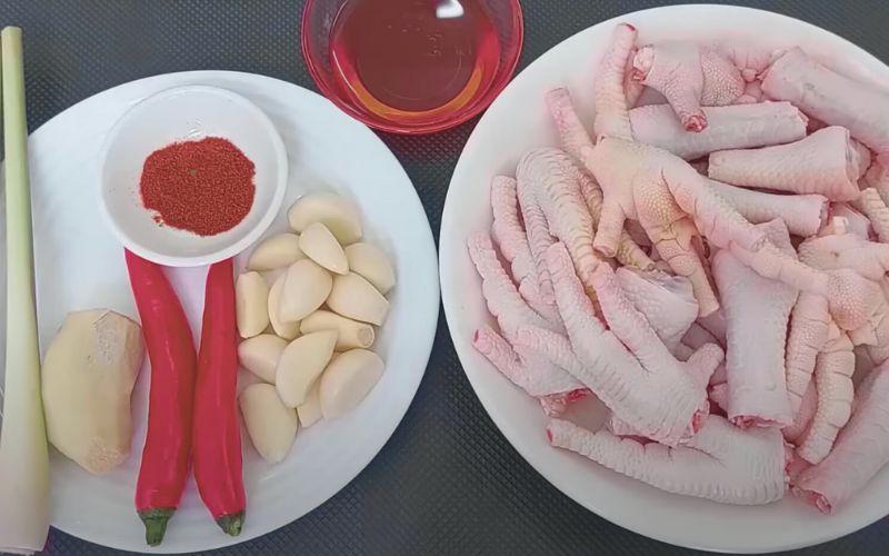 Sơ chế chân gà trước khi làm gà sốt tỏi ớt