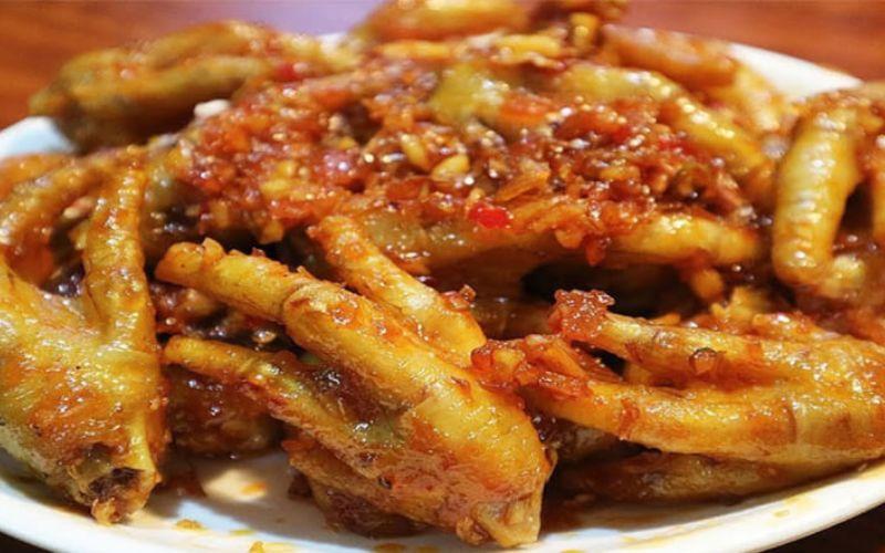 Chân gà giòn dai hòa quyện với vị cay của ớt và mùi thơm quyến rũ