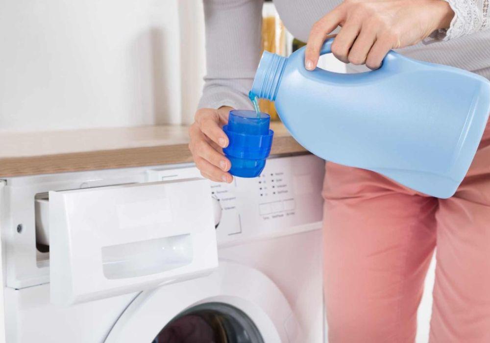 Nước giặt làt sản phẩm dùng để làm sạch và loại bỏ bụi bẩn, vết bẩn trên quần áo