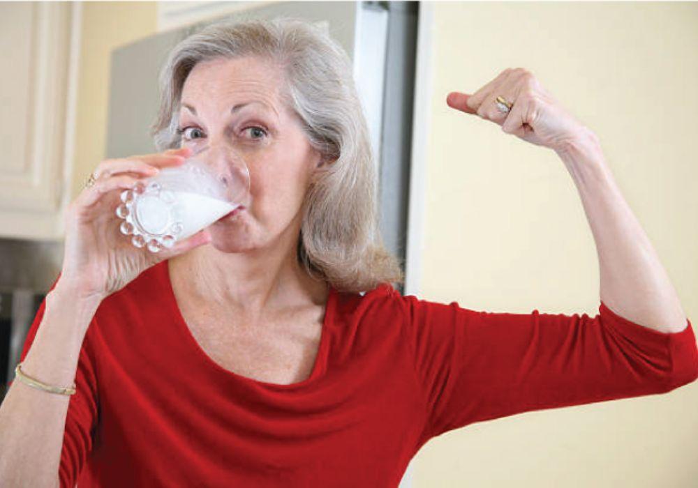 Sữa tươi cung cấp vitamin D, vitamin B12, kali, phospho và magiê