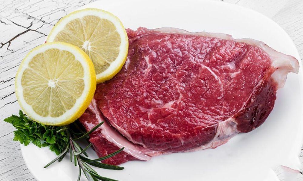 Cách làm sạch thịt bò bằng chanh hoặc giấm