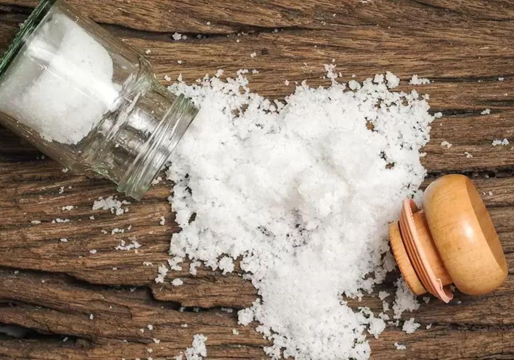 Xát muối lên thịt bò sẽ giúp giảm đi mùi hôi khó chịu của thịt bò