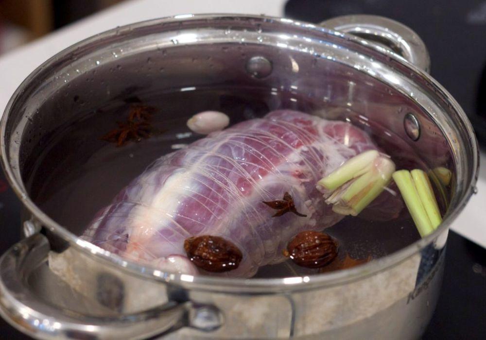 Luộc sơ thịt bò là cách khử mùi hôi hiệu quả