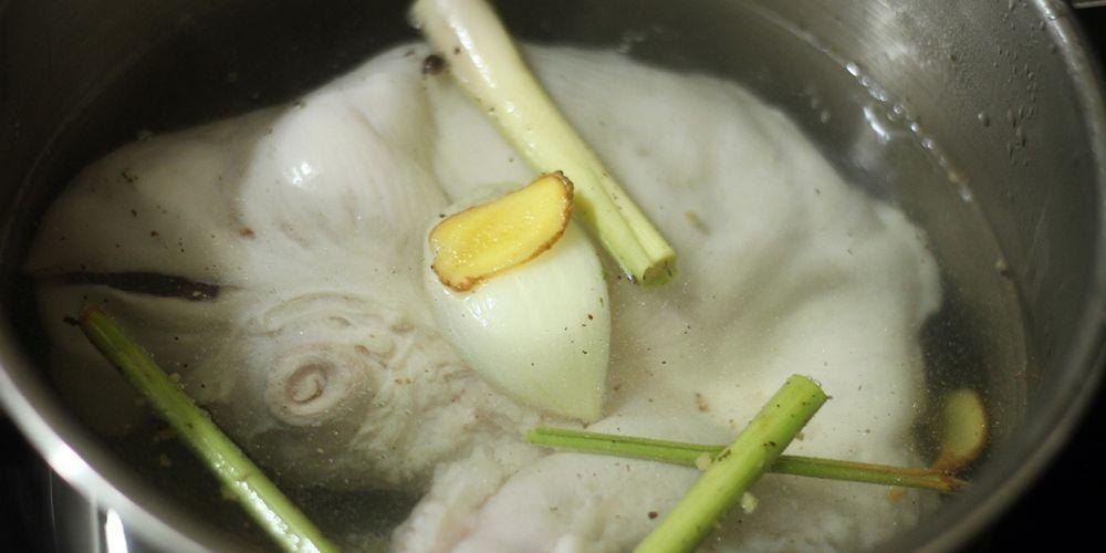 Trụng sơ bao tử với rượu trắng và gừng tươi