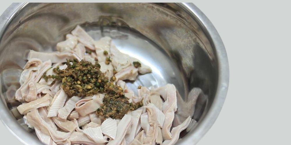 Ướp gia vị và để khoảng 15 phút trước khi nấu